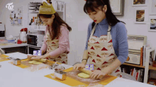 Twice Tv Peach Sisters GIF - Twice Tv Peach Sisters Cookie Making GIFs