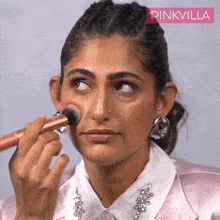 Putting On Makeup Kubbra Sait GIF - Putting On Makeup Kubbra Sait Pinkvilla GIFs