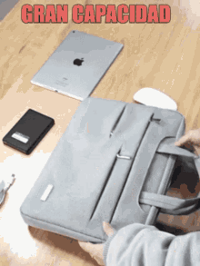 a person is holding a grey briefcase that says gran capacidad on it