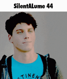 a man wearing a blue shirt that says silenta lume 44 on it