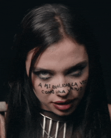 a woman has writing on her face that says a mi qualidad la ver como una virtud