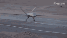 a plane is flying over a desert with chinese writing on the bottom of the screen
