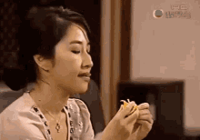 Esther Kwan Quan Vịnh Hà GIF - Esther Kwan Quan Vịnh Hà Eating GIFs