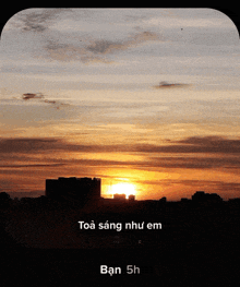 a picture of a sunset with the words toa sang như em written below it