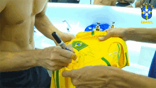 Autografo Assinando A Camisa Da Selecao GIF - Autografo Assinando A Camisa Da Selecao Selecao Brasileira GIFs