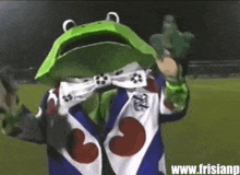 a person dressed as a frog with the website www.frisianp on the bottom right