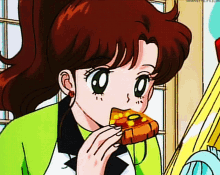 makoto sailor moon eating pizza