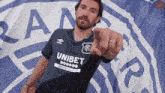 a man wearing a shirt that says unibet on it
