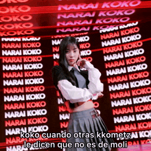 a girl stands in front of a wall that says narai koko koko cuando otras kkometz le dicen que no es de moli