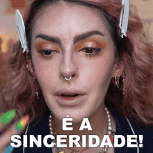 a close up of a woman 's face with the words e a sinceridade