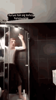 a man dancing in a shower with a caption that says kurwa tak się kończy tancowanie