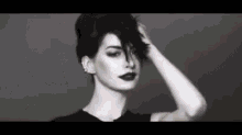 Anne Hathaway Modeling GIF - Anne Hathaway Modeling Posing GIFs