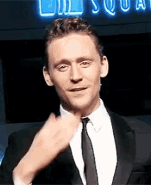 Tom Hiddleston Loki GIF - Tom Hiddleston Loki Kiss GIFs