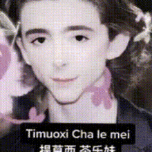 a close up of a person 's face with the words timuoxi cha le mei on it
