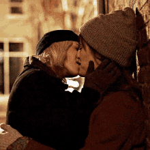 Kristen Stewart Kissing GIF - Kristen Stewart Kissing Kiss GIFs