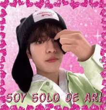 a picture of a boy with the words soy solo de ari