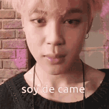 a close up of a person 's face with the words soy de came written below it