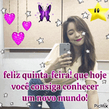 a woman taking a selfie with the words feliz quinta feira que hoje você consiga conhecer um novo mundo
