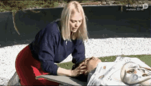 a woman is putting her hands on a man 's face while a sign says se quien eres on the bottom