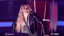 Stand Up In Excitement Gwen Stefani GIF - Stand Up In Excitement Gwen Stefani The Voice GIFs