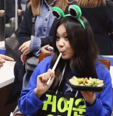 Yummy Umi Eating GIF - Yummy Umi Eating Umji Chopstick GIFs