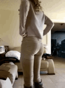 Cake Too Tight GIF - Cake Too Tight Tight Jeans GIFs