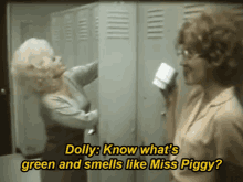 Dolly Whats Green GIF - Dolly Whats Green Smells Like Miss Piggy GIFs