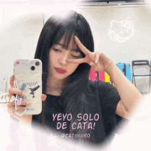 a girl taking a picture of herself with the words yeyo solo de cata above her