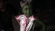 Niña Verde Disfraz GIF - Niña Verde Disfraz Extraterrestre GIFs