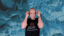 a man wearing a t-shirt that says красивый маркетинг