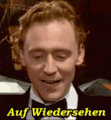 Tom Hiddleston Sagt Auf Wiedersehen - Auf Wiedersehen GIF - Auf Wiedersehen Auf Wiedersehen GIFs
