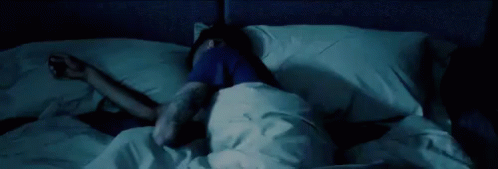 Пока спала реал пока. Под одеялом ночью. Девушка под одеялом ночью. Девушка под одеялом призрак.