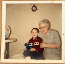 Younger Me Slide Projector GIF - Younger Me Slide Projector Grandmother GIFs