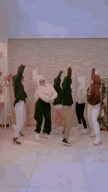 Bini Excited Dance GIF - Bini Excited Dance Friends GIFs
