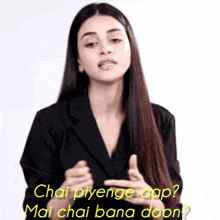 a woman in a black jacket is talking about chai piyenge aap