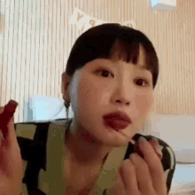 Siyeon Lipstick GIF - Siyeon Lipstick Apply GIFs