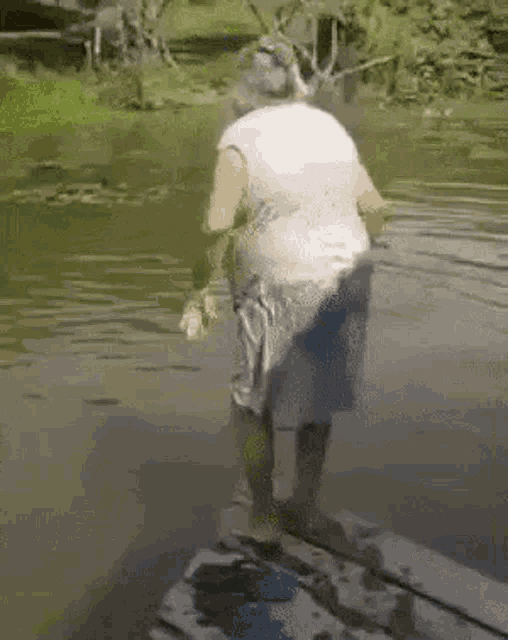 Гифки тетки. Бабушка купается. Бабушка на речке. Старухи на реке. Купание бабушек.