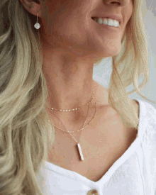 Gold Necklace Jewelry GIF - Gold Necklace Jewelry Blonde GIFs