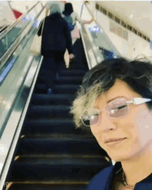 gackt escalator selfie