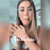 a woman wearing glasses says me resbala on the bottom right