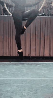 Lindsey Stirling Arriving GIF - Lindsey Stirling Arriving Falling From The Sky GIFs