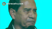 a man is crying in front of a blue background with eltrecetv.com in the upper right corner