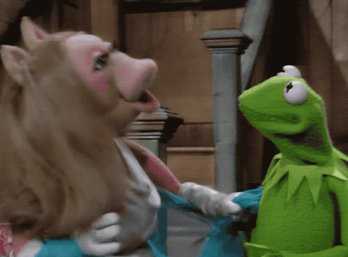 miss piggy and kermit kissing