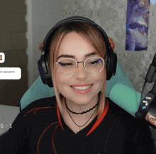 a woman wearing glasses and headphones smiles in front of a screen that says se quejaron on it