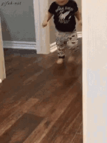Bebê Correndo Namoracomigo Saifora GIF - Baby Running Running Away GIFs
