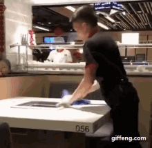 擦 擦桌子 清潔 服務生 GIF - Wipe Cleaning The Table Waiter GIFs