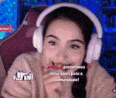 a woman wearing headphones says lu_andre_presenteou10