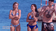 a man and two women standing on a beach with the words in diretta dall honduras playa palapa