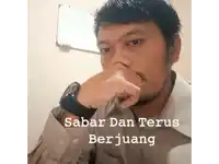 a man covering his nose with his hand and the words sabar dan terus berjuang written below him