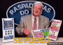 a man in a suit and tie stands in front of a sign that says raspadas do se fudeu
